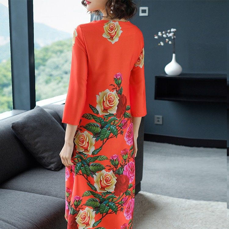 女人尽量不要穿黑裤子，瞧瞧港式女人这样穿，太惊艳了，美飞