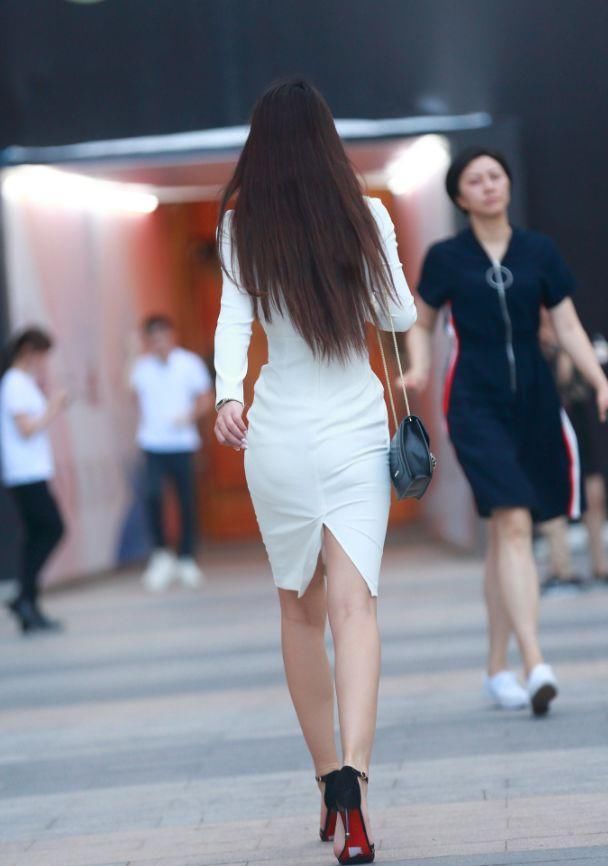 白色开叉连衣裙搭配系带高跟凉鞋，纤纤玉足婀娜腰肢