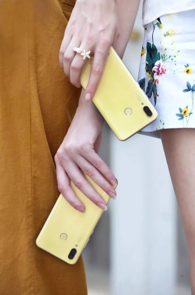 没有一件樱草金单品，怎么好意思说自己是街拍抢眼的时髦girl?