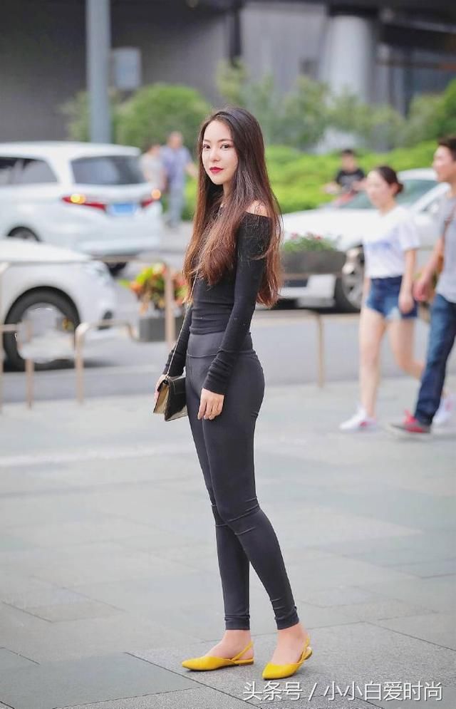 小姐姐穿弹力紧身裤勾勒出翘臀，这身材太让人羡慕了！