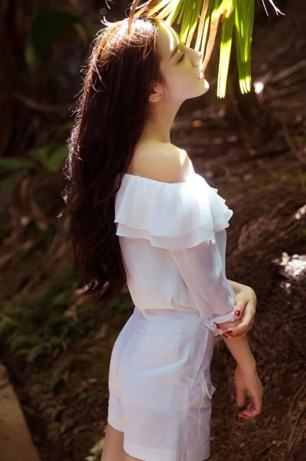 迪丽热巴穿清新装美得令人心醉，纯天然如少女，一般人学不来!