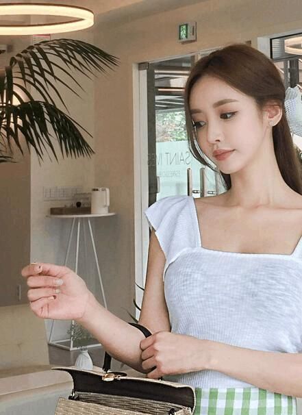 肤白貌美的年轻美女，身材好气质佳，你挡得住她的魅力吗？