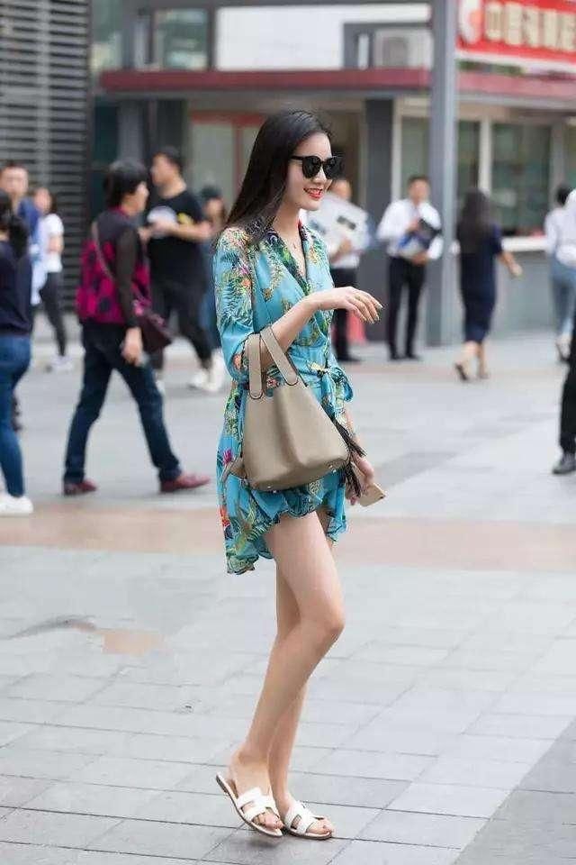 街拍: 美女身穿一件黑色裹胸背心, 路人的眼睛中的时尚牛仔裤