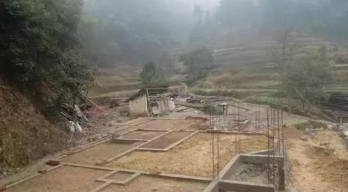  村民：宅基地离公路两百多米, 想修条路拉建材, 却遭到村民百般阻挠