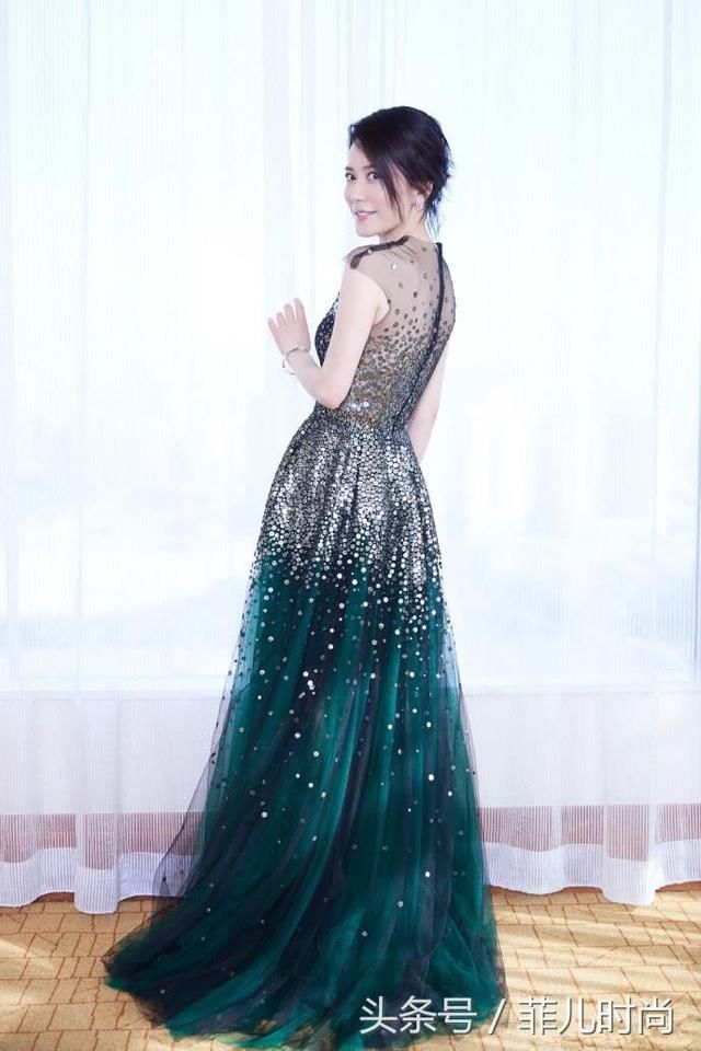 47岁俞飞鸿穿亮片薄纱裙优雅动人，大秀东方美，年龄就成了个摆设