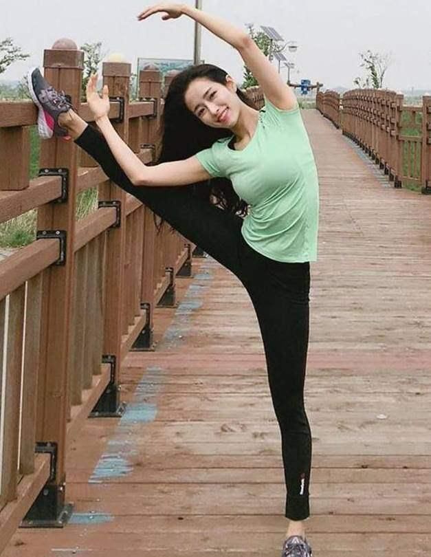 修身显瘦的打底裤，展现出精致的身材曲线，成为时尚美女的最爱！