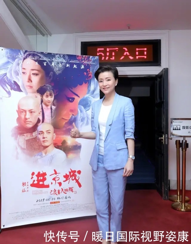  『女人』杨澜好洋气！穿拖地长裙“国风”十足，哪像51岁的女人