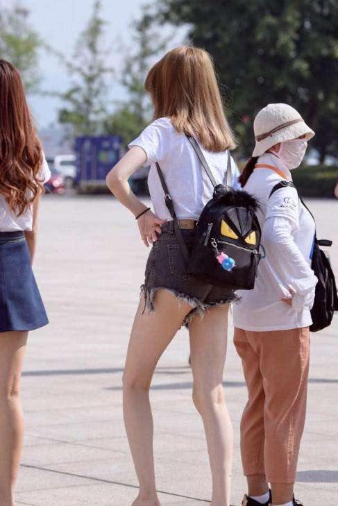 街拍: 皮肤白净的小姐姐热裤显露出逆天大长腿 回头率百分百