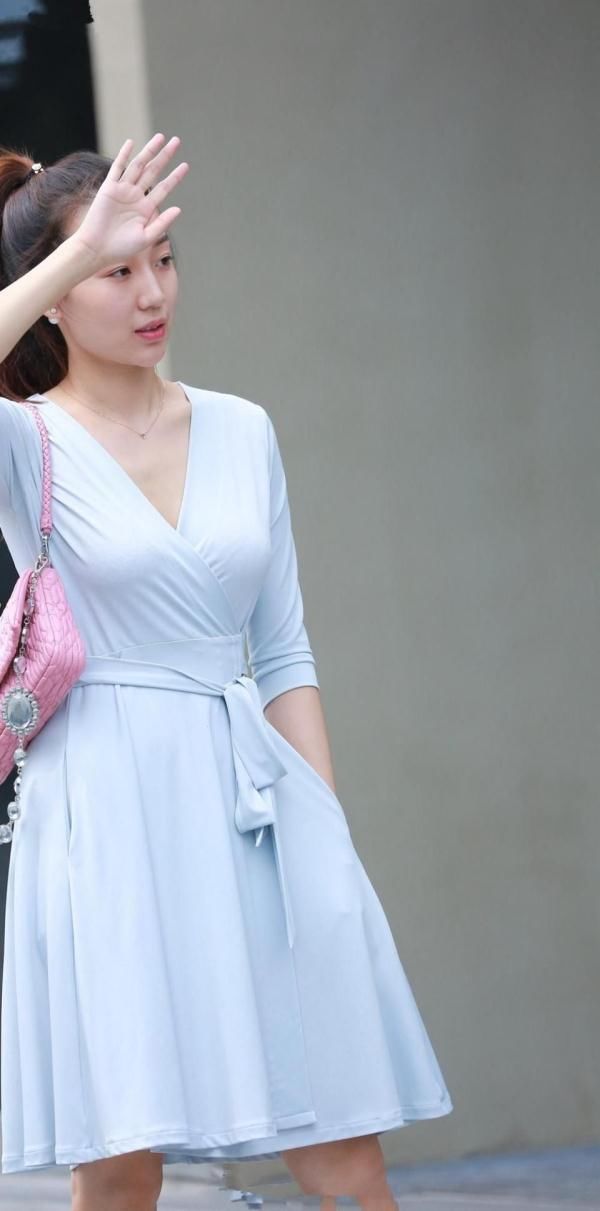 深圳街拍: 成熟的女人喜欢露一下，图五的姐姐下垂得有点尴尬啊!