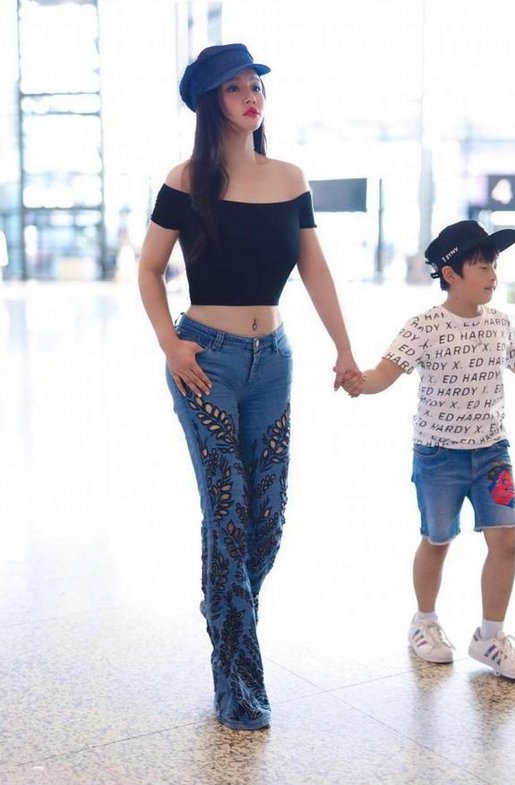 李冰冰与冉莹颖同框秀腿，网友直呼:我的健身卡在那里