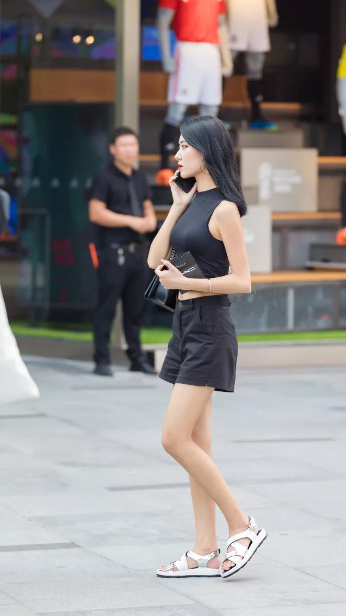 ?路人街拍，小姐姐穿露脐装小露蛮腰，腿部线条完美，十分耐看！