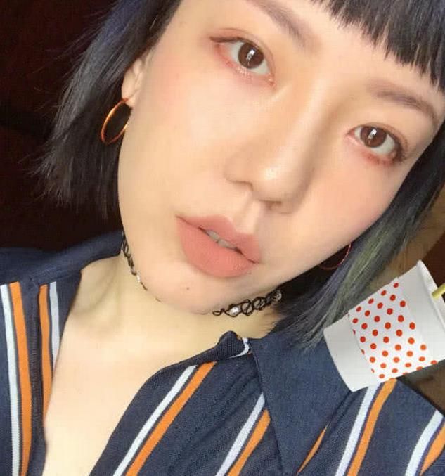 吴莫愁素颜照曝光，浓妆帅气的她竟还有这样一面，网友：真不理解