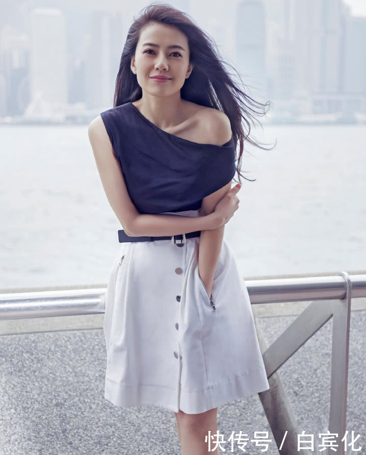 高圆圆穿性感“葫芦裙”，却不小心暴露身材缺陷，小短腿