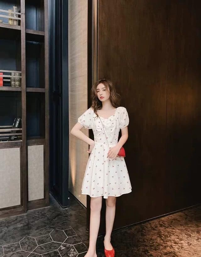  『显瘦』简约大方的淑女款连衣裙，显高显瘦还遮肉