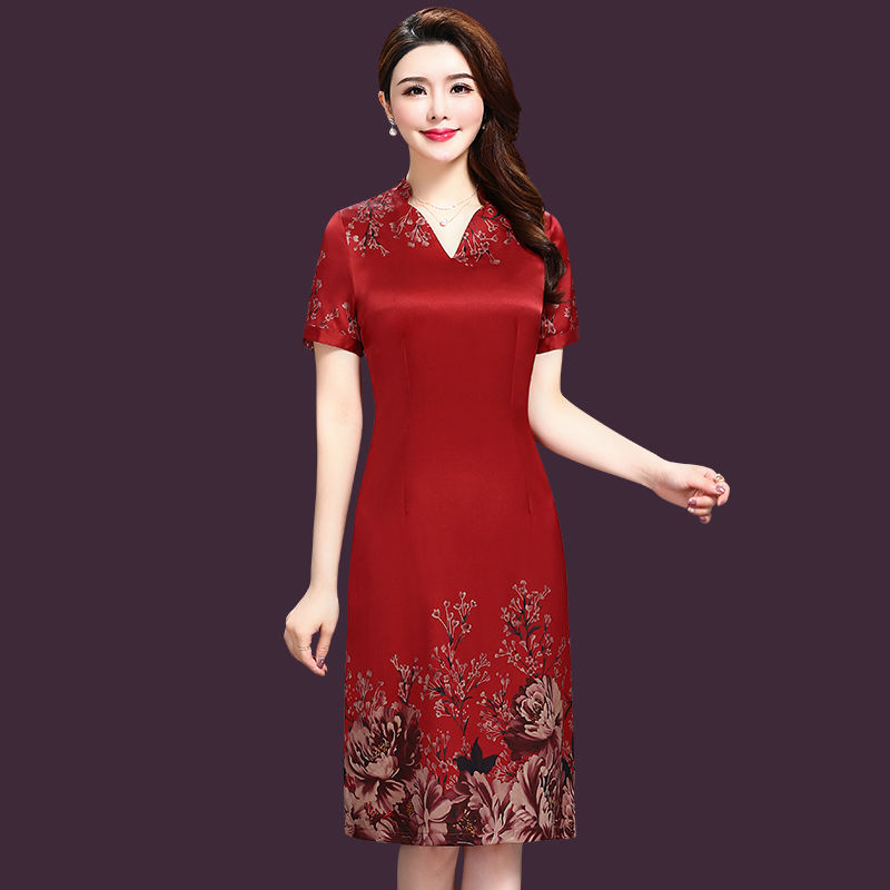 姐姐结婚,妈妈穿了这件礼服,高贵优雅还气质,亲戚们都很羡慕