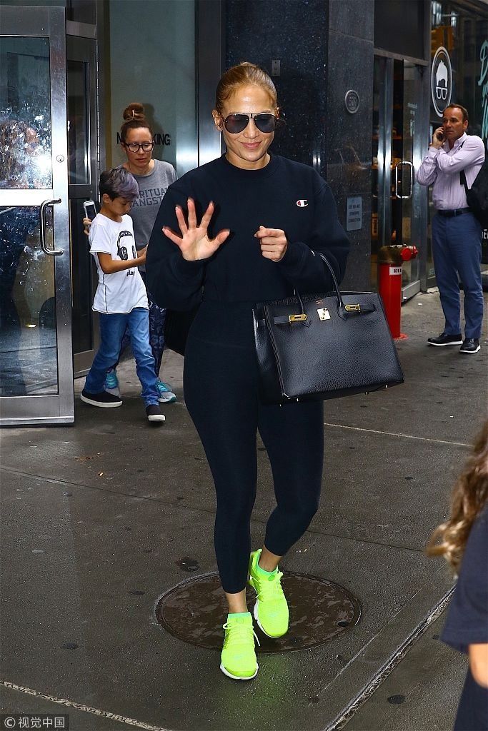 洛佩兹身材肥美脚踩荧光绿跑鞋格外显眼 龙凤胎女儿手捧镶钻水杯