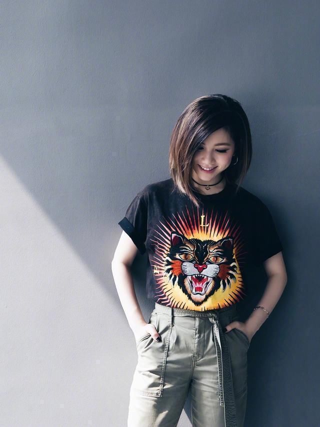 邓紫棋摆脱皮裤，一身休闲装逆袭成女神，网友:是初恋的感觉!