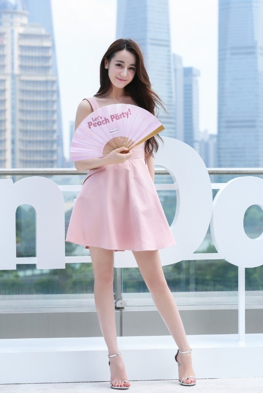 迪丽热巴真辛苦,穿15cm高跟鞋还没防水台,完全是用脚趾走路