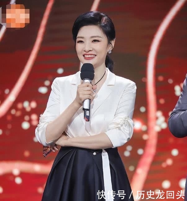 「让整件衣服」周涛气质真心优秀,一袭西装领褶皱裙干练时髦,51的年龄31的状态