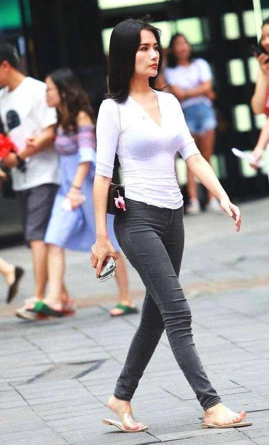 白色紧身t恤,搭配高腰黑色牛仔裤,好身材尽显!