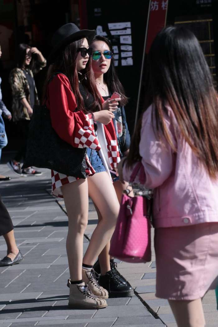 街拍: 时尚两姐妹逛街狂秀美腿, 夏天的味道越来越浓了