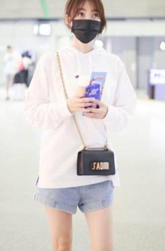 当90斤王丽坤与130斤蒋欣同穿短裤，网友：看完瞬间不想减肥了！