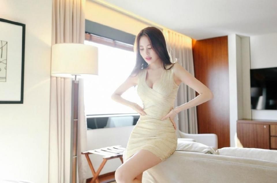 美女模特穿深v包臀裙，大秀事业线性感写真！