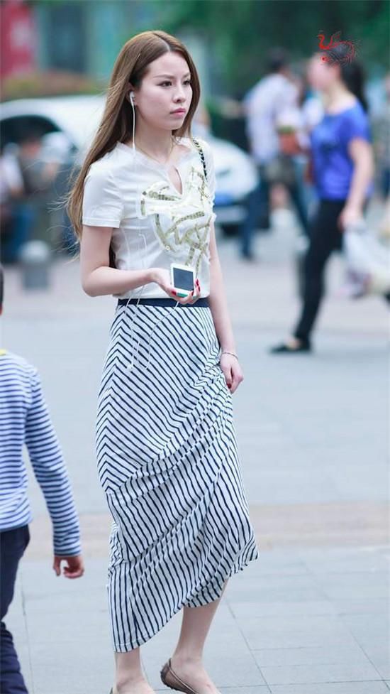 皮皮虾街拍 美女白色抹胸包臀裙，整体风格既淡雅又干净!喜欢吗