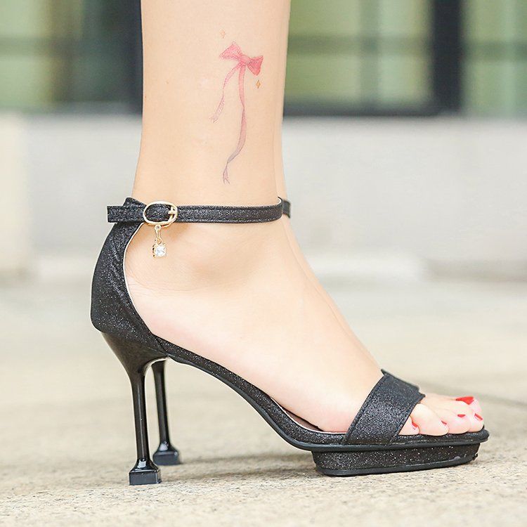 70后女人别打扮太土，多穿洋气的裙子搭配这种高跟鞋，美到尖叫