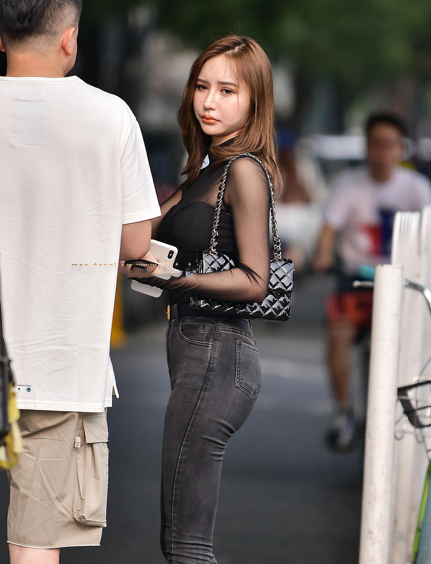 气质小姐姐黑色薄纱尽显轻熟女风采，一脸忧愁更惹人怜爱