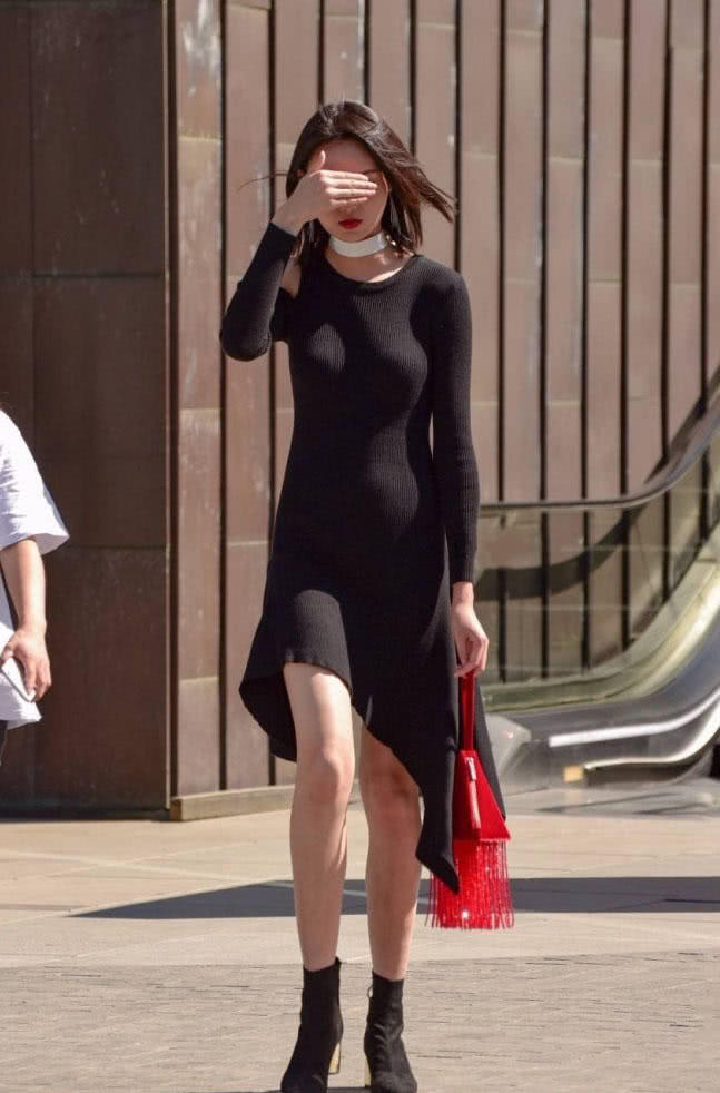 公司新来了位美女同事，实力碾压其他美女，高挑性感的穿搭让男同