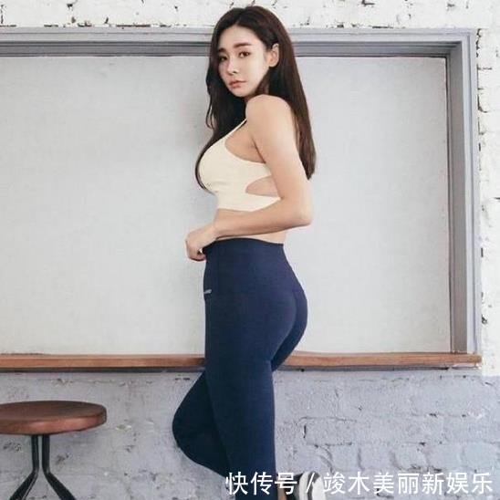 【底裤】街拍:性感紧身打底裤美女,高端流畅的线条,衬托出迷人身体曲线