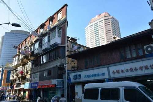 上海少见的“纸片楼”，在网络上意外走红，如今每天吸引大量游客