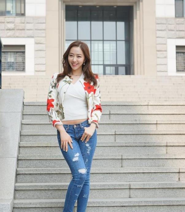 身材匀称的牛仔裤美女，堪比超模气质，浑身满满女人味