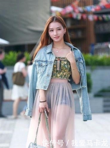 『 青春活力』秀出青春活力范,是别样的风采,街拍:可爱性感的小姐姐