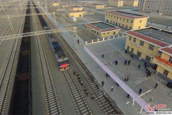 新疆哈密红淖铁路竣工通车