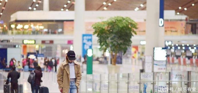 景甜厉害了! 过膝长袜配皮裙穿出漫画腿, 网友: 比郑爽的腿还要美