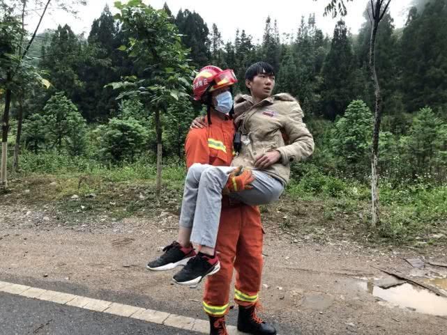 【越野车】西畴兴街往西畴方向发生车祸，雨后路滑，请小心行驶！