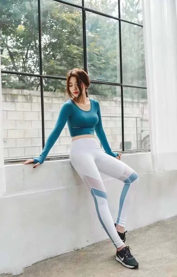 爱运动的小姐姐，凹凸有致的身材曲线，火辣的身材似水的柔情