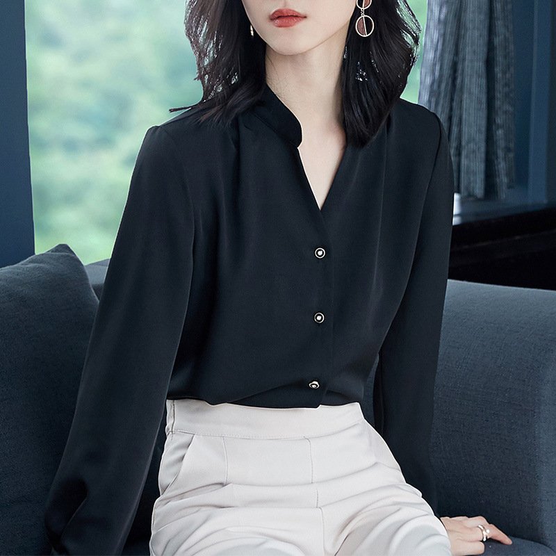 街头一男的紧紧抱着女友不分开，看见女人身上的衣服，路人一跳