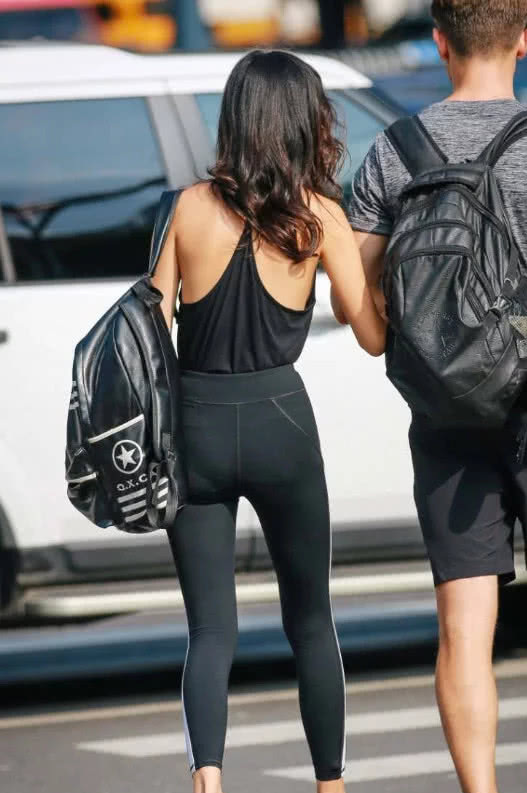 骨感美的小姐姐吊带也能穿出性感，一旁的外国男友也是很强壮