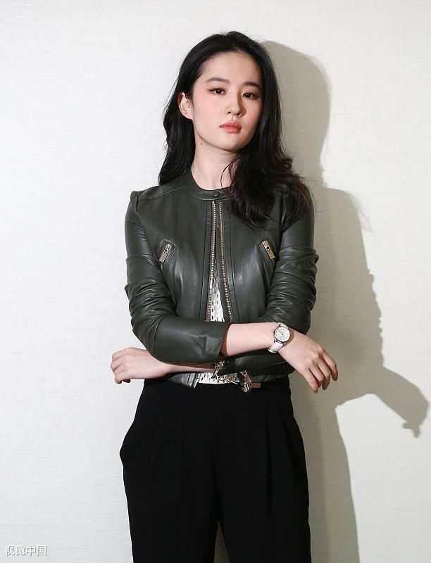 继李小璐出轨事件后，卓伟曝光“L”姓女星同侍父子俩