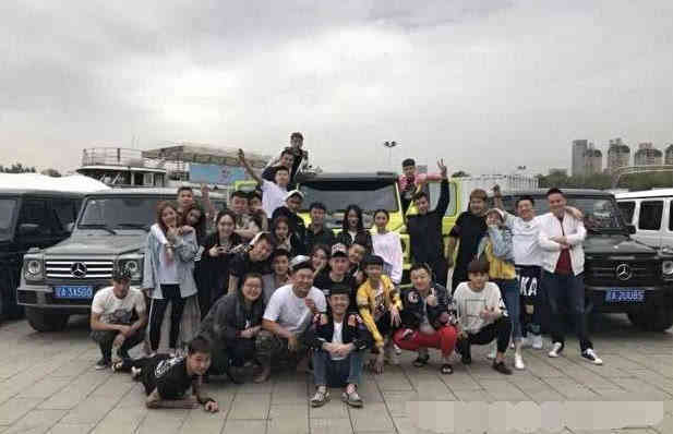 快手网红仙洋、牌牌琦被封杀后首次露面带团队