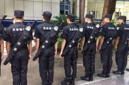 警察配备冷兵器巡逻，“大宝剑”也成了执法利器，实在太拉风了！