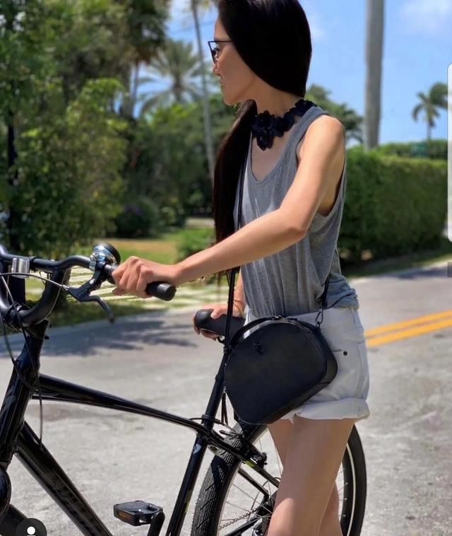  『超短裤』71岁王薇薇凭“魔鬼身材”上热搜，超短裤秀美腿，皮肤紧致似少女