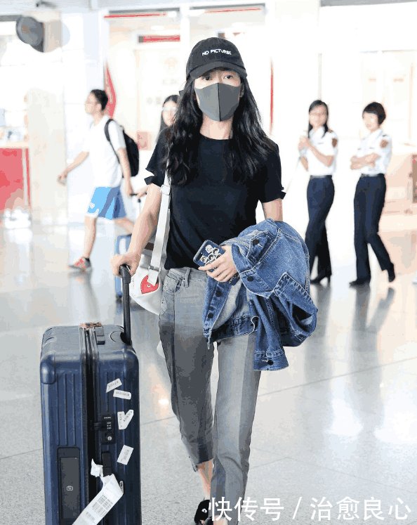 王鸥一身牛仔连体裤美出新高度! 网友 我就好奇她上厕所怎么办