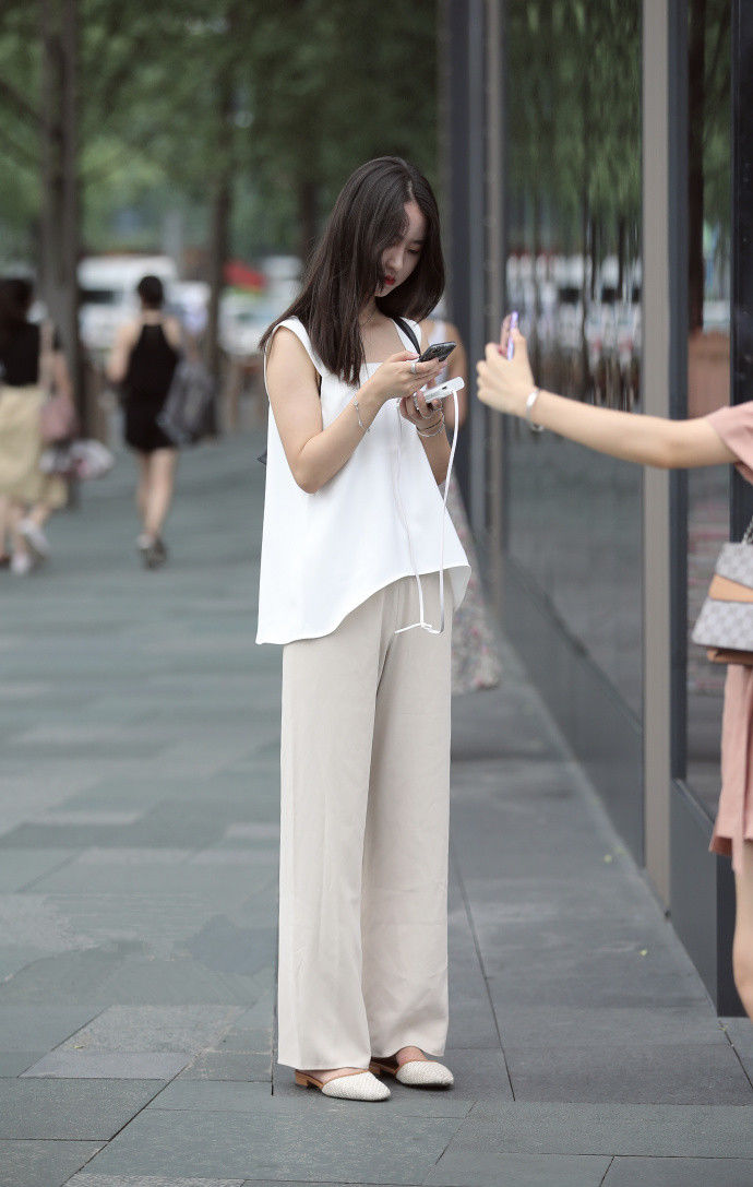 成都街拍，夏日就要这么搭，让你女人味十足!