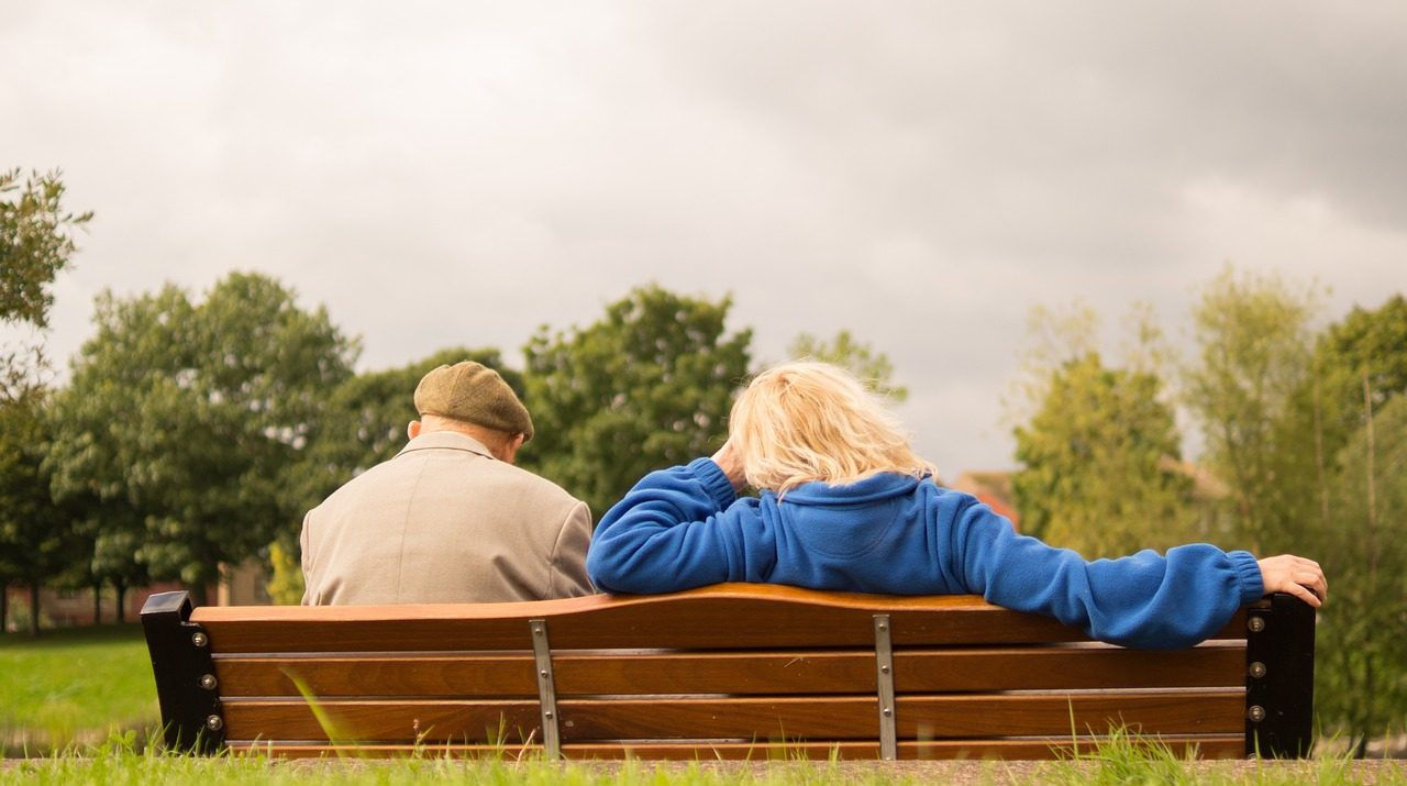  工资：高工资和铁饭碗之间，两者该如何选择，谁更有发展前景？
