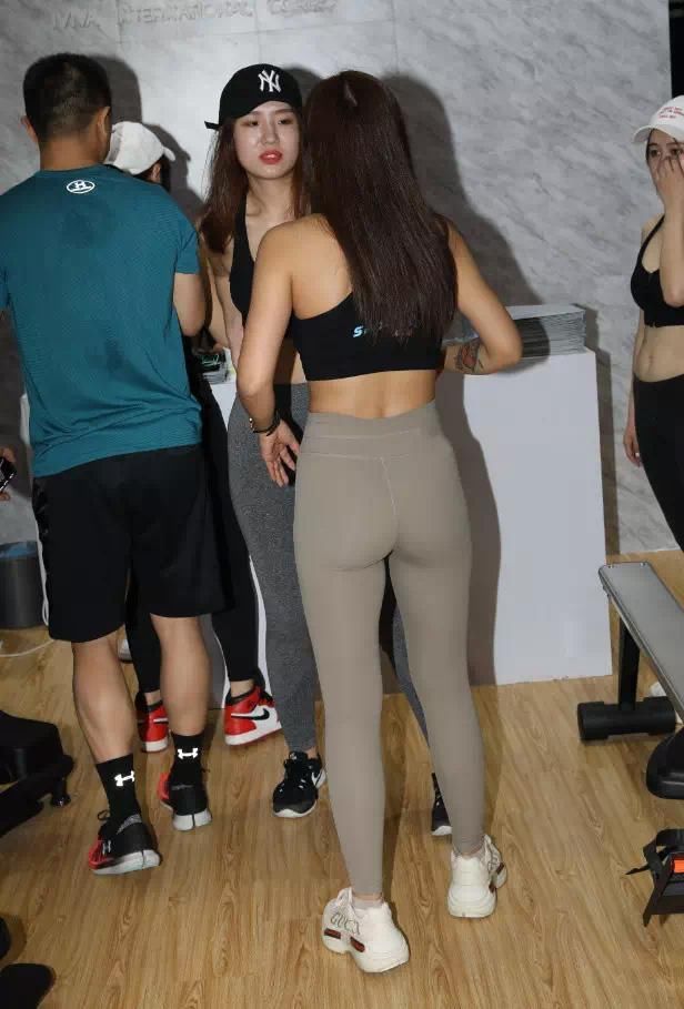 街拍丨健身的姑娘为什么性感，因为曲线美!