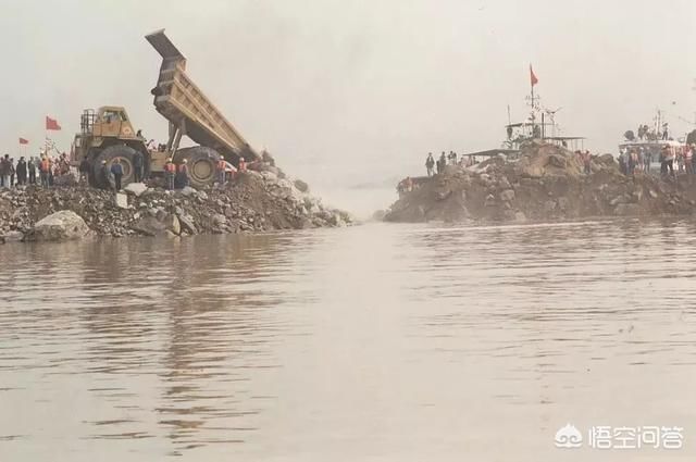 三峡工程大坝初建时是如何成功截流的？